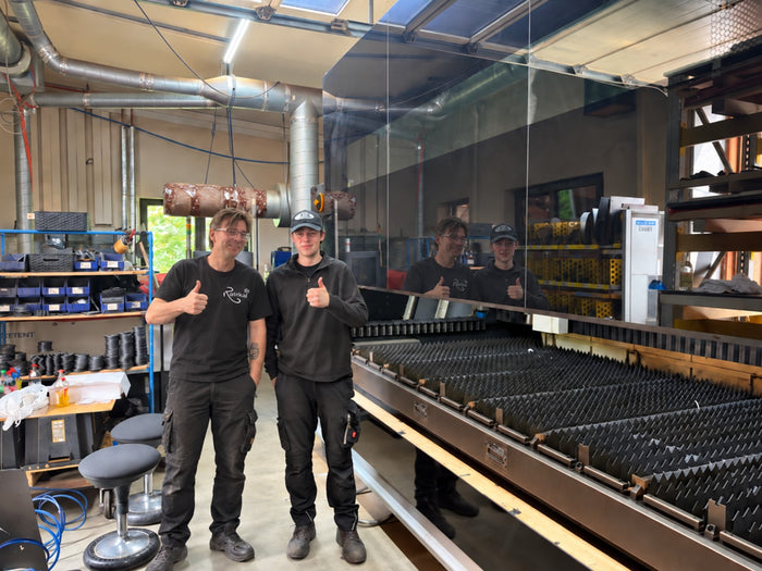 Michael und Jonas Nißl gemeinsam am Faserlaser in der Rostikal-Werkstatt