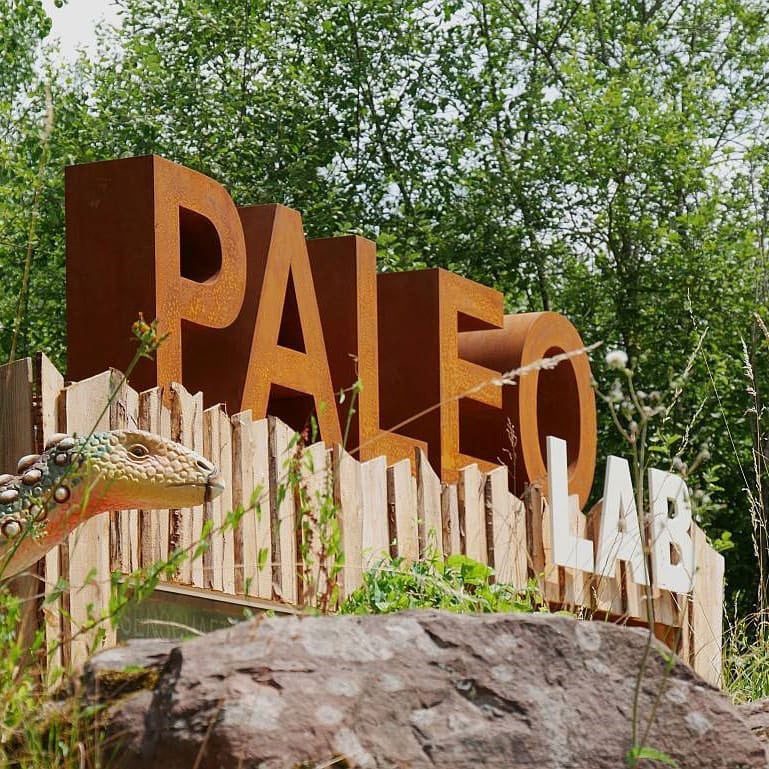Große dreidimensionale Edelrost-Buchstaben für einen Dinosaurierpark